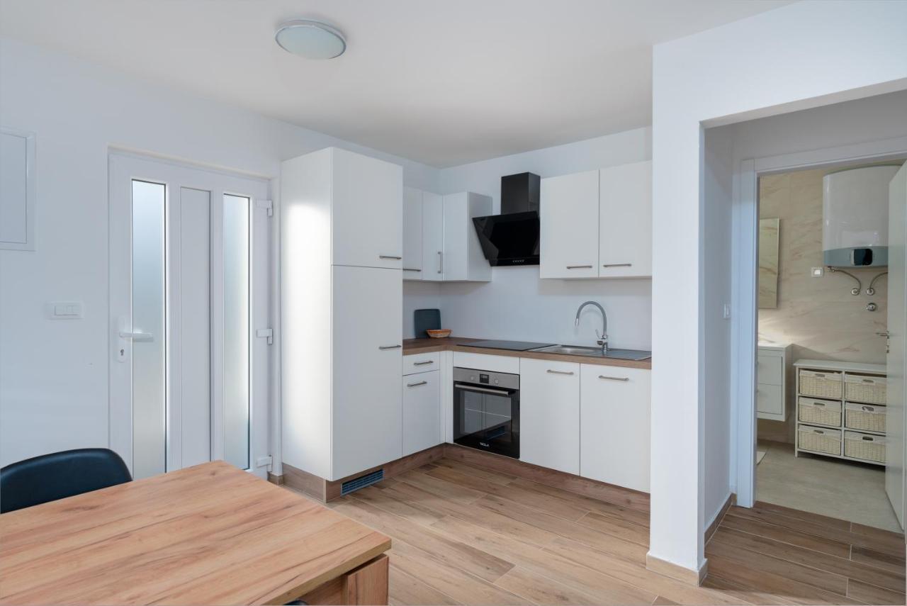 Number One Apartments Vir Exterior photo