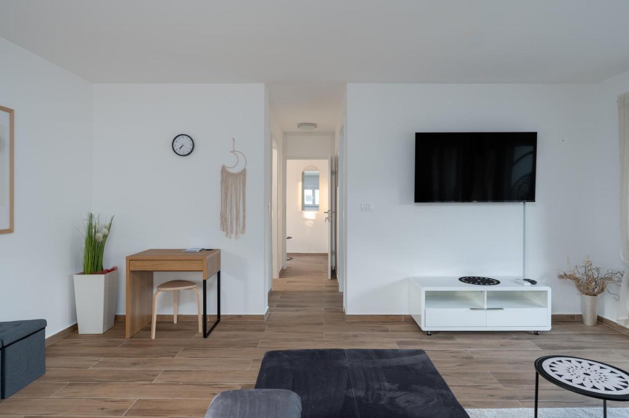 Number One Apartments Vir Exterior photo